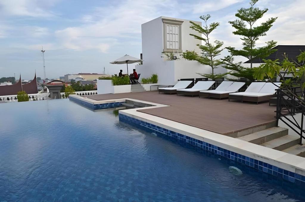 The Axana Hotel Padang  Esterno foto
