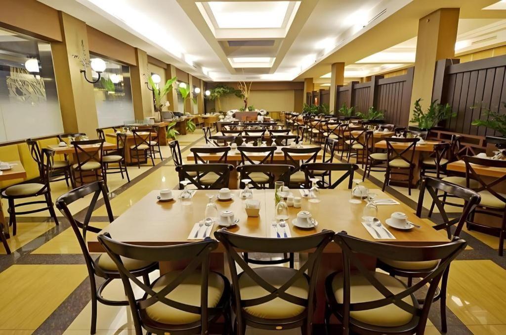 The Axana Hotel Padang  Esterno foto