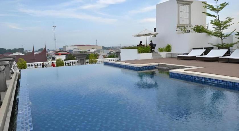 The Axana Hotel Padang  Esterno foto
